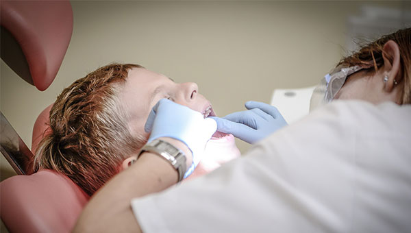 ¿Cuándo deben acudir los niños a una clínica dental?