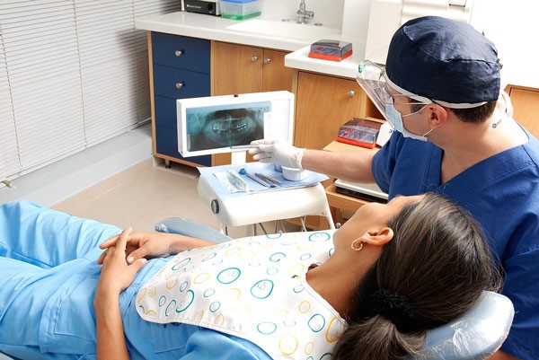 ¿Existe una edad límite para someterse a un tratamiento de implantes dentales?