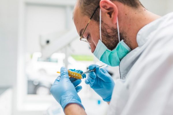 Implantología dental y su desarrollo ético y científico a lo largo de la historia