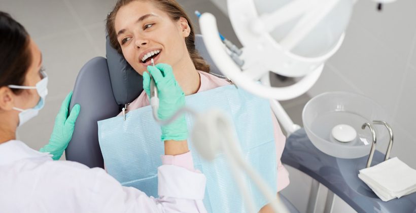 ¿Cómo mantener los implantes dentales en buen estado?